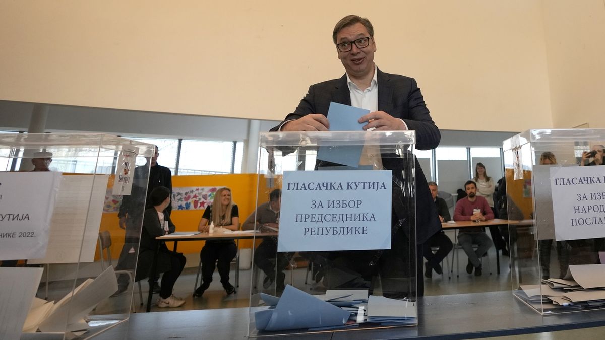 Srbové rozhodují o novém prezidentovi i složení parlamentu